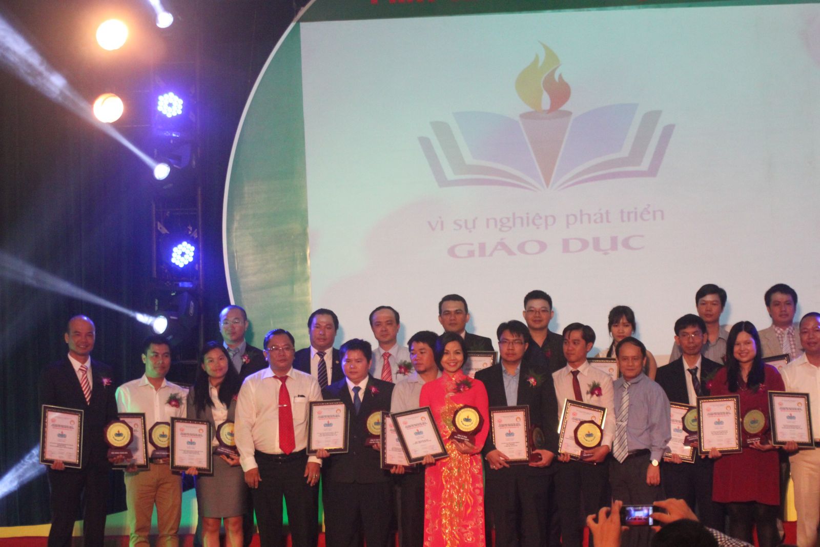 vì sự nghiệp phát triển giáo dục 2015