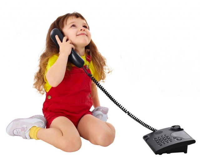 Trò chơi giao tiếp qua điện thoại giúp bé phát triển khả năng giao tiếp xã hội